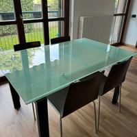 Tavolo in vetro e 4 sedie