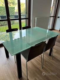 Tavolo in vetro e 4 sedie
