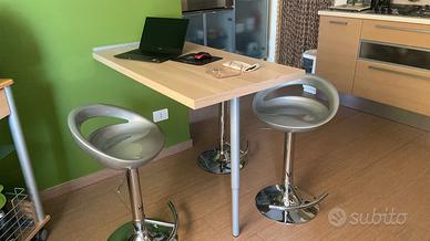 N.3 sgabelli + tavolino