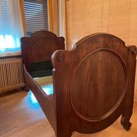 Letto d'epoca in noce