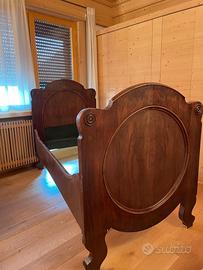 Letto d'epoca in noce