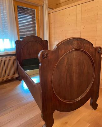 Letto d'epoca in noce