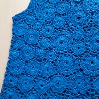 Maglietta all'uncinetto fatto a mano.