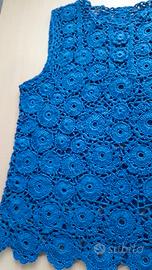 Maglietta all'uncinetto fatto a mano.