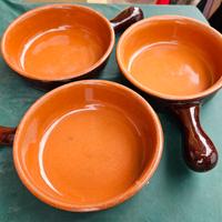 Ciotole in terracotta con manico lungo