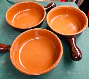 Ciotole in terracotta con manico lungo