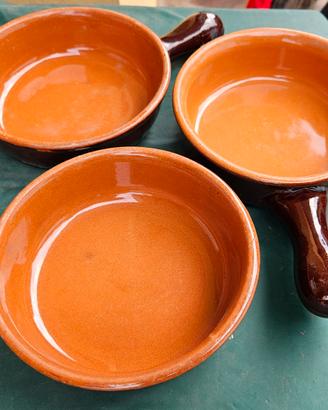Ciotole in terracotta con manico lungo