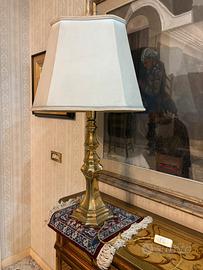 Lampada da tavolo con paralume stile classico