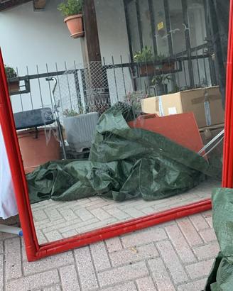 Specchio rettangolare con bordo in legno, rosso