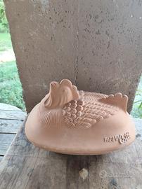 pentola cocotte in terracotta a forma di gallina
