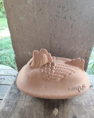 pentola cocotte in terracotta a forma di gallina