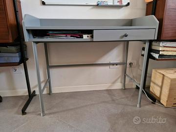 Scrivania Ikea Hauga grigia