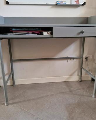 Scrivania Ikea Hauga grigia