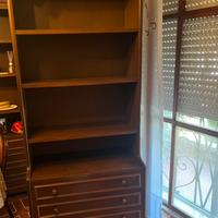 Mobile con mensole e cassetti