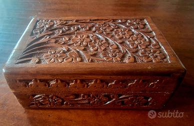 scatoletta in legno intarsiato 