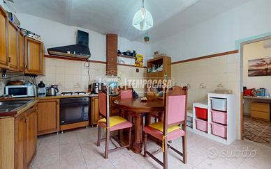 VILLA BIFAMILIARE CON GIARDINO E GARAGE