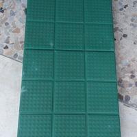 Piastrelle ad incastro in PVC.