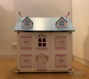 Casetta delle bambole in legno,