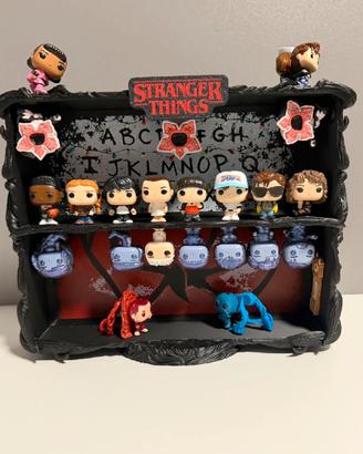 Espositore figure stile Stranger Things