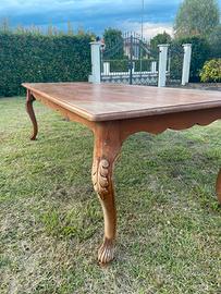 Tavolo vintage in legno con gambe intagliate