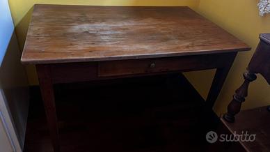 Scrivania con cassetto
