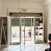 Vetrina/porta d ingresso per attività commerciale