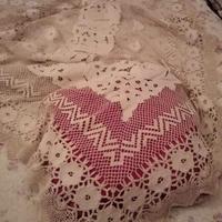 Copriletto in lino ricamato a mano e uncinetto