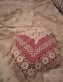 Copriletto in lino ricamato a mano e uncinetto