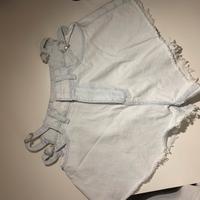 Shorts di jeans chiari con fibbie gioiello a cuore