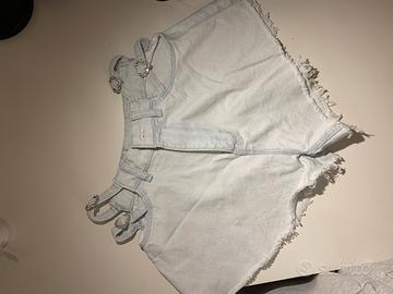 Shorts di jeans chiari con fibbie gioiello a cuore