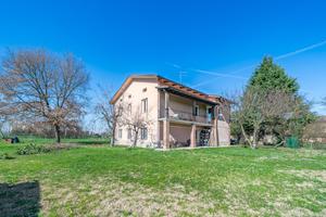 Canali-rivalta casa singola divisa in due unità