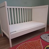 Lettino SUNDIVIK + materasso SKONAST - come nuovo