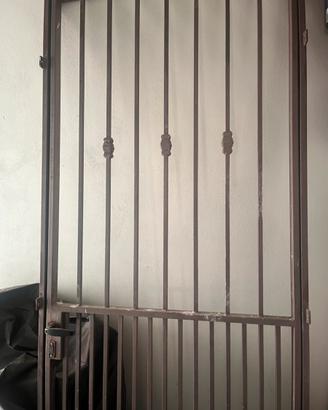 porta in ferro robusta completa di maniglia