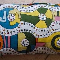 Copricuscino colorato e cuscino. In buone condizio