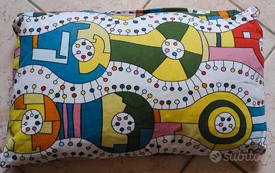 Copricuscino colorato e cuscino. In buone condizio