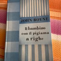 Il bambino con il pigiama a righe