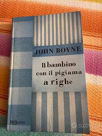 Il bambino con il pigiama a righe