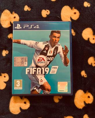 PS4 FIFA 2019 CON CR7