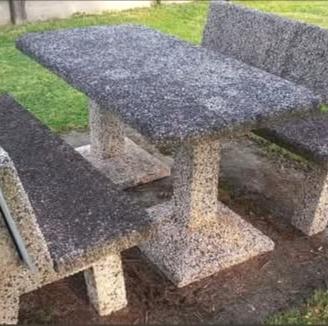 Tavolo e panchine da giardino in cemento 
