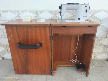 Macchina da cucire Necchi 564 montata su mobile 