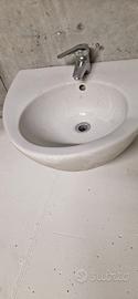 Lavabo e rubinetto