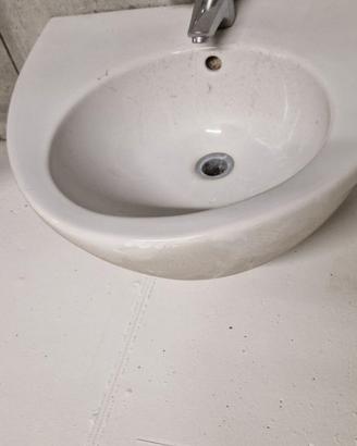 Lavabo e rubinetto