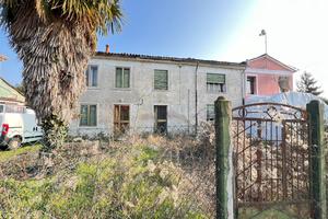 Abitazioni con capannone da ristrutturare