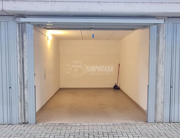 GARAGE, VICOFERTILE, PARMA