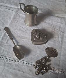 Set di piccoli oggetti vintage anni 70 in peltro e