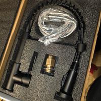 Rubinetto cucina nero opaco con doccetta.