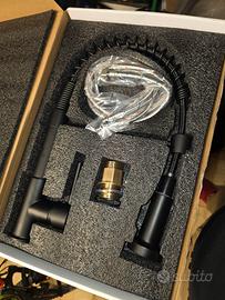 Rubinetto cucina nero opaco con doccetta.