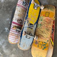 Skateboard con accessori in blocco.