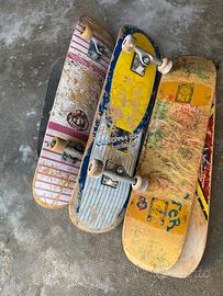Skateboard con accessori in blocco.