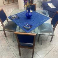 Tavolo di cristallo completo di sedie